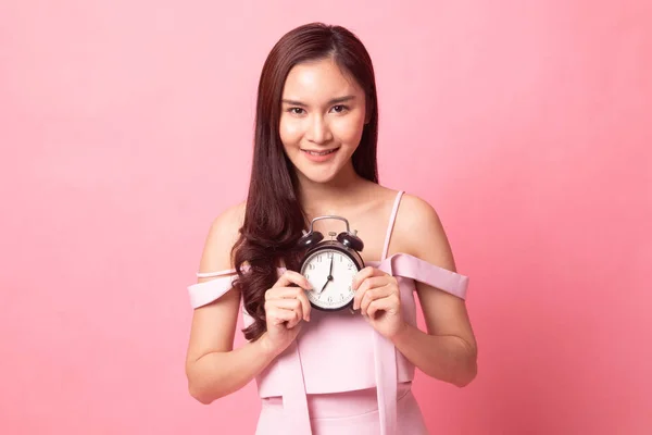 Joven Asiática Mujer Punto Reloj Rosa Fondo —  Fotos de Stock
