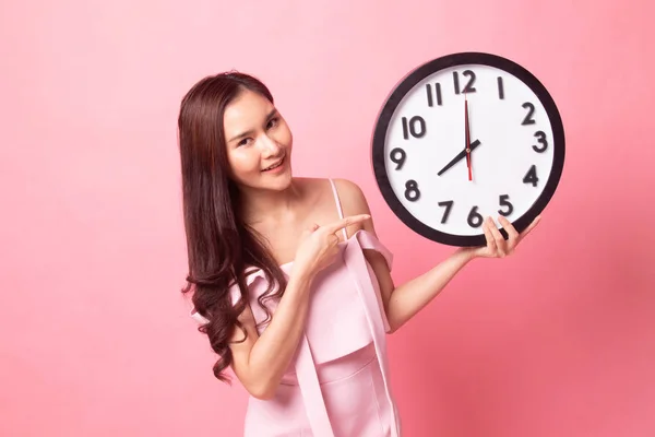 Joven Mujer Asiática Pulgares Arriba Con Reloj Sobre Fondo Rosa — Foto de Stock