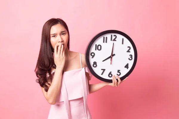 Somnolent Jeune Femme Asiatique Avec Une Horloge Matin Sur Fond — Photo