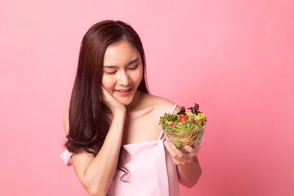ピンクの背景に美しい若いアジア女性愛ダイエット サラダの肖像画 — ストック写真