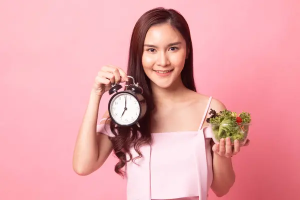 Retrato Una Hermosa Joven Asiática Con Ensalada Reloj Sobre Fondo —  Fotos de Stock