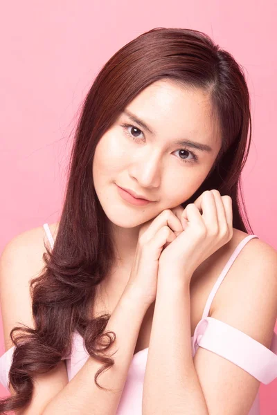 Portret Van Mooie Jonge Aziatische Vrouw Roze Achtergrond — Stockfoto