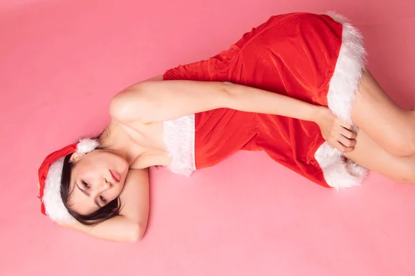 Porträt Des Süßen Asiatischen Weihnachtsmann Mädchens Lag Auf Dem Boden — Stockfoto