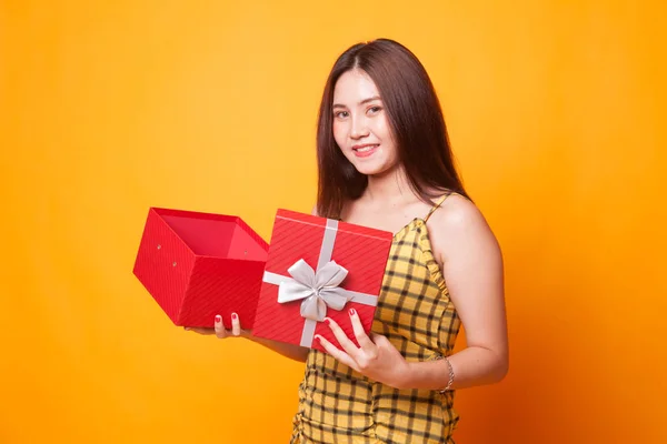 Jovem Mulher Asiática Abrir Uma Caixa Presente Ouro Fundo Amarelo — Fotografia de Stock