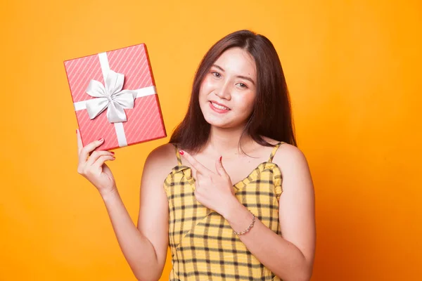 Young Asian Woman Gift Box Yellow Background — Stock Photo, Image