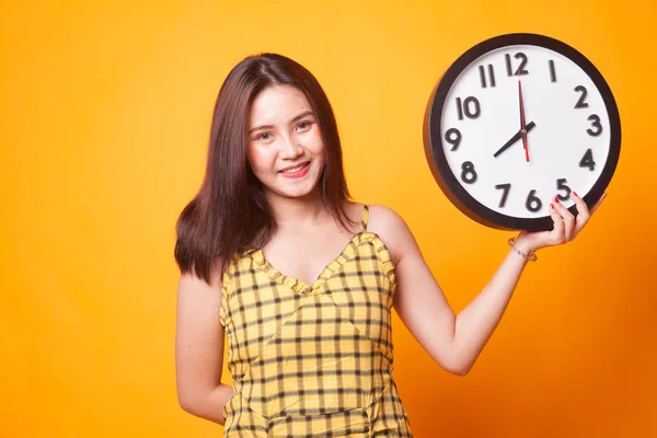 Jeune Femme Asiatique Avec Une Horloge Sur Fond Jaune — Photo