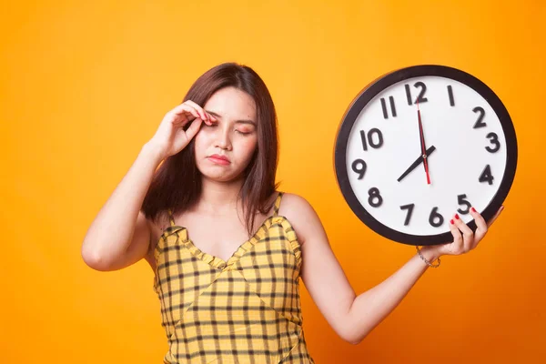 Sleepy Joven Mujer Asiática Con Reloj Mañana Sobre Fondo Amarillo — Foto de Stock