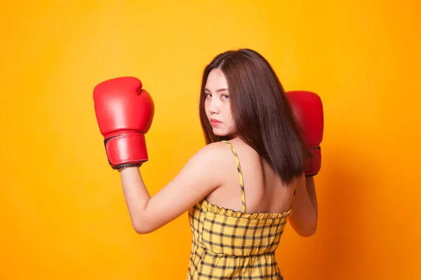 Mujer Asiática Joven Con Guantes Boxeo Rojos Sobre Fondo Amarillo —  Fotos de Stock