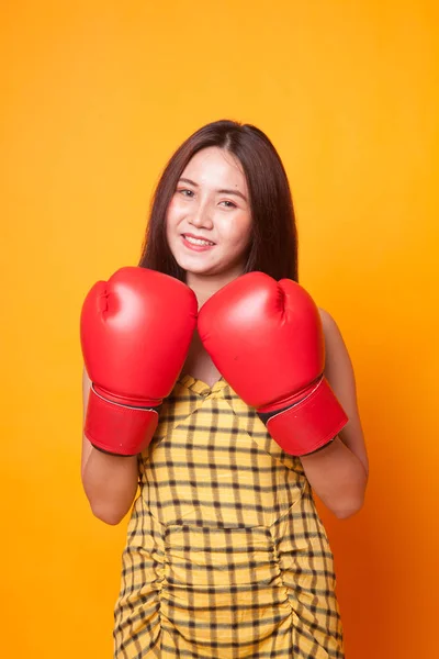 Jeune Femme Asiatique Avec Des Gants Boxe Rouges Sur Fond — Photo