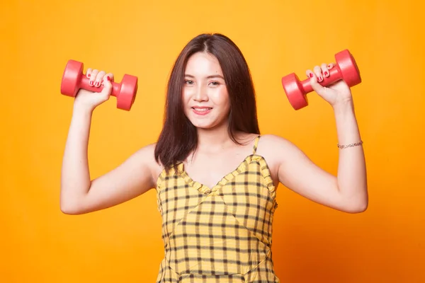 Sana Donna Asiatica Con Manubri Sfondo Giallo — Foto Stock