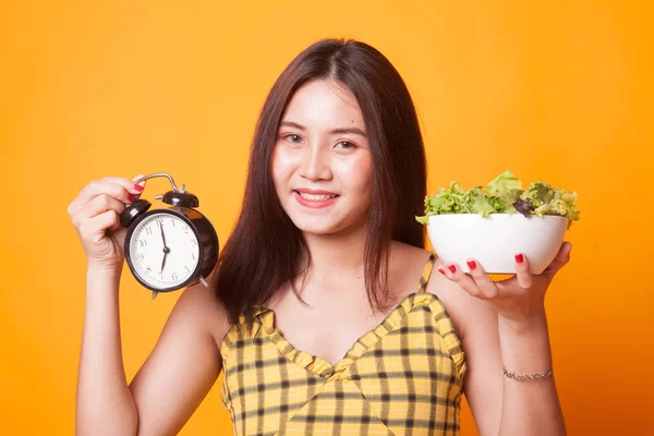 Mujer Asiática Joven Con Reloj Ensalada Sobre Fondo Amarillo —  Fotos de Stock