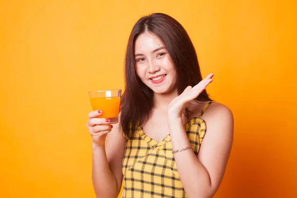 Jovem Mulher Asiática Feliz Beber Suco Laranja Fundo Amarelo — Fotografia de Stock