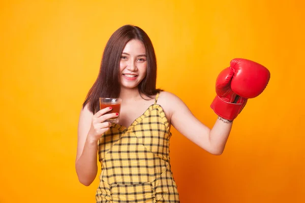 Jeune Femme Asiatique Avec Jus Tomate Gant Boxe Sur Fond — Photo