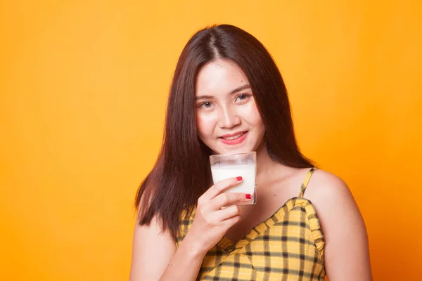 Gezonde Aziatische Vrouw Een Glas Melk Drinken Gele Achtergrond — Stockfoto