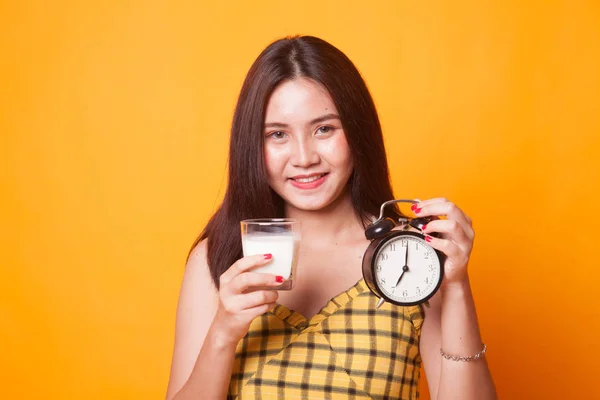 Mulher Asiática Saudável Beber Copo Leite Segurar Relógio Fundo Amarelo — Fotografia de Stock