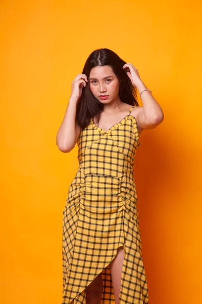 黄色の背景に美しい若いアジア女性の肖像画 — ストック写真