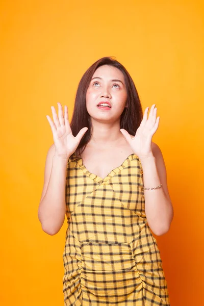 Emocionado Joven Mujer Asiática Mirar Hacia Arriba Fondo Amarillo — Foto de Stock