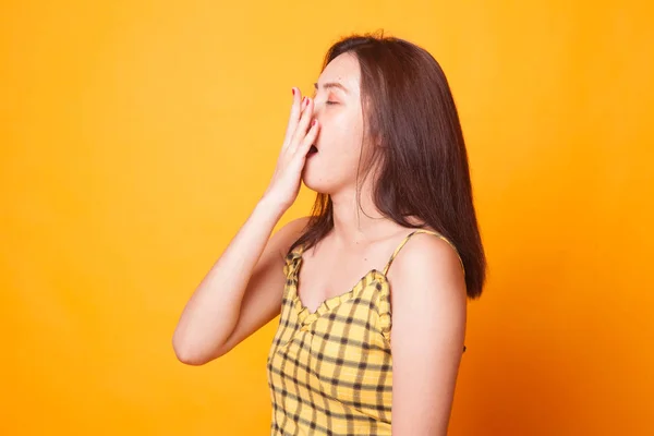 Schläfrig Junge Asiatische Frau Gähnen Auf Gelbem Hintergrund — Stockfoto