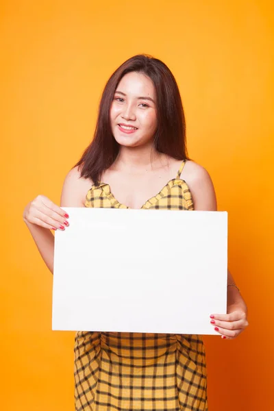 Jeune Femme Asiatique Avec Blanc Signe Blanc Sur Fond Jaune — Photo