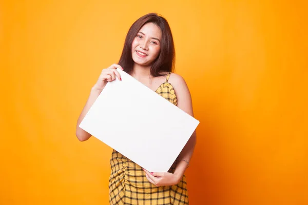 Jeune Femme Asiatique Avec Blanc Signe Blanc Sur Fond Jaune — Photo