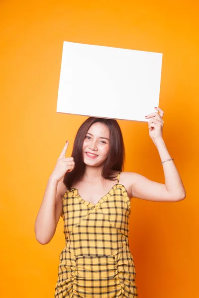 Joven Asiática Punto Blanco Signo Sobre Fondo Amarillo —  Fotos de Stock