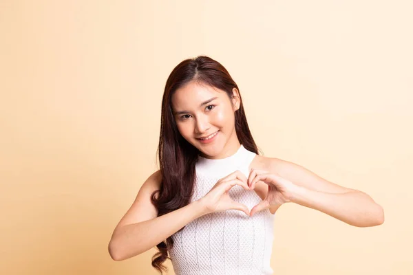 Młody Azji Kobieta Pokazać Serce Ręka Znak Beżowy Tło — Zdjęcie stockowe