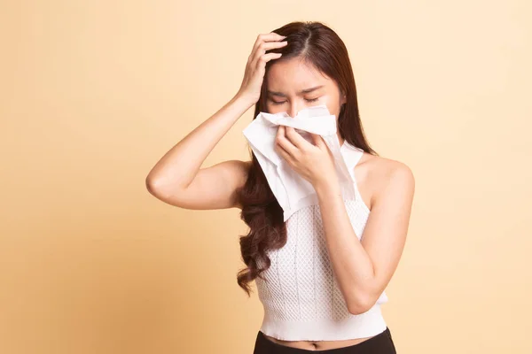 Fiatal Ázsiai Megbetegedett Influenza Bézs Háttér — Stock Fotó