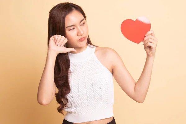Asiatisk Kvinna Tummen Ner Med Rött Hjärta Beige Bakgrund — Stockfoto