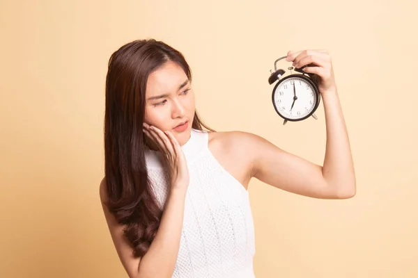 Jeune Femme Asiatique Est Souligné Avec Une Horloge Sur Fond — Photo