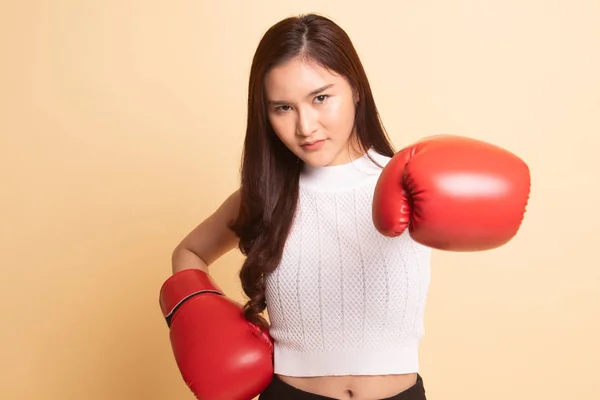 Jovem Mulher Asiática Com Luvas Boxe Vermelho Fundo Bege — Fotografia de Stock
