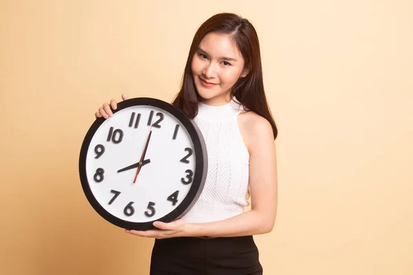Young Asian Woman Clock Beige Background — Stock Photo, Image