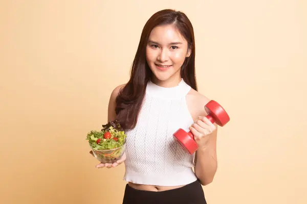 Femme Asiatique Saine Avec Haltères Salade Sur Fond Beige — Photo