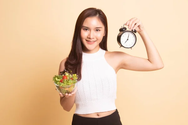 Jeune Femme Asiatique Avec Horloge Salade Sur Fond Beige — Photo