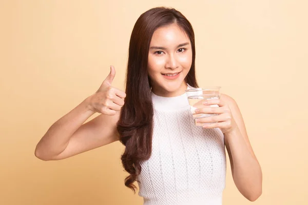 Young Asian Woman Thumbs Glass Drinking Water Beige Background — Stock Photo, Image