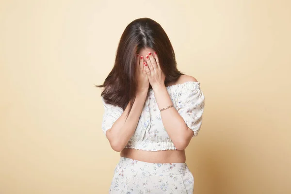 Smutná Mladá Asijská Žena Pláč Dlaní Tváří Tvář Béžovém Pozadí — Stock fotografie
