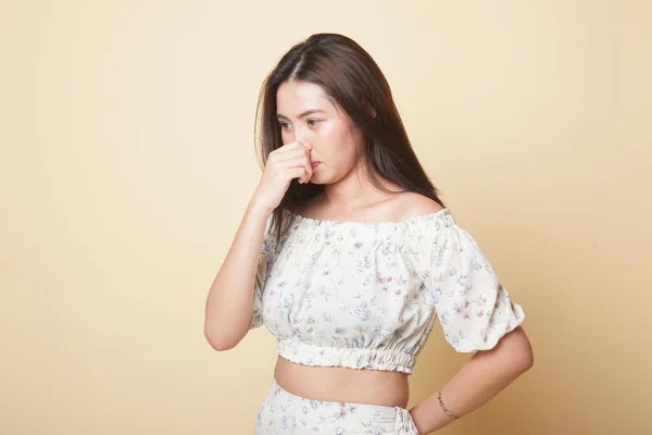 Genç Asyalı Kadın Bej Arka Plandaki Kötü Koku Yüzünden Burnunu — Stok fotoğraf