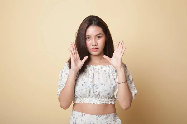 Bej Arka Plandaki Genç Asyalı Kadın Şok Oldu — Stok fotoğraf