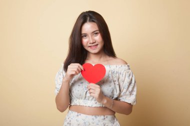 Bej arka planda kırmızı kalpli Asyalı kadın.