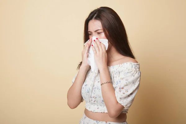 Junge Asiatin Erkrankte Vor Beigem Hintergrund Grippe — Stockfoto