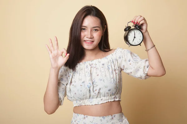 Joven Mujer Asiática Show Con Reloj Beige Fondo —  Fotos de Stock