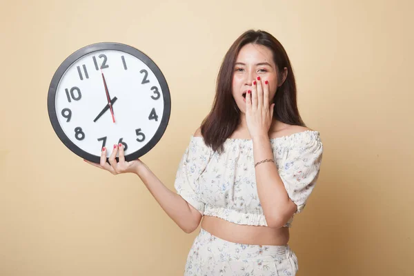 Sleepy Joven Mujer Asiática Con Reloj Mañana Sobre Fondo Beige —  Fotos de Stock