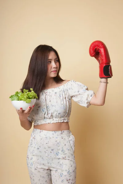 Joven Mujer Asiática Con Guante Boxeo Ensalada Sobre Fondo Beige — Foto de Stock