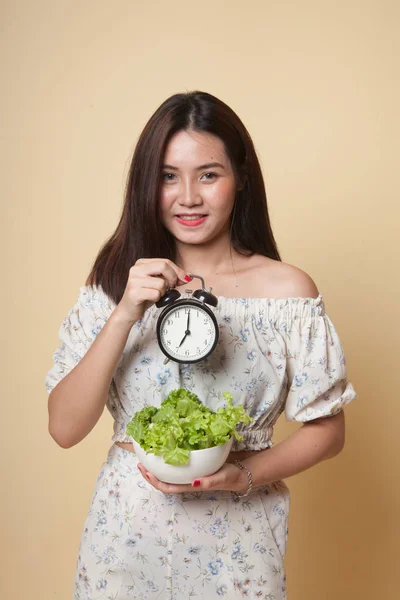 Young Asian Woman Clock Salad Beige Background — Stock Photo, Image