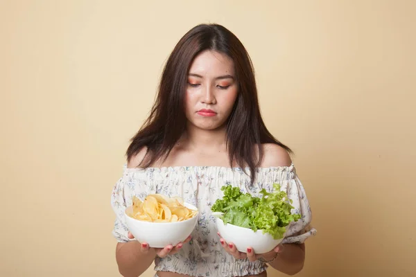 Young Asian Woman Potato Chips Salad Beige Background — Stock Photo, Image