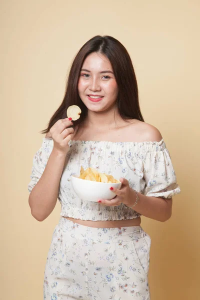 Joven Mujer Asiática Comer Papas Fritas Sobre Fondo Beige —  Fotos de Stock