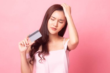 Pembe bir arka plan üzerinde boş bir kart ile genç Asyalı kadın