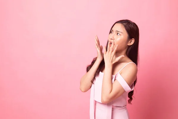 Прекрасна Дівчина Азії Яка Тримає Пальці Жесті Рушниці Рожевому Фоні — стокове фото