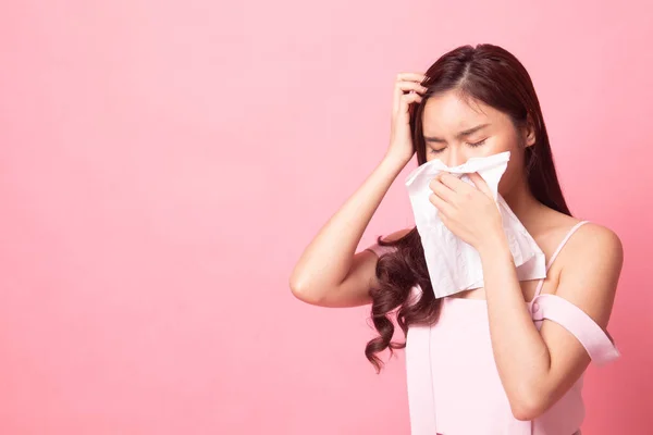 Fiatal Ázsiai Megbetegedett Influenza Rózsaszín Háttér — Stock Fotó