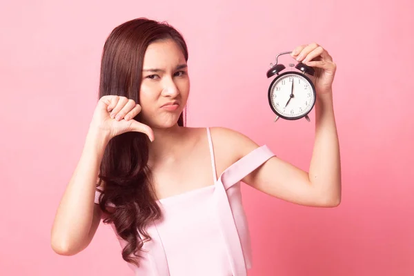 Jeune Femme Asiatique Est Stressé Avec Une Horloge Sur Fond — Photo