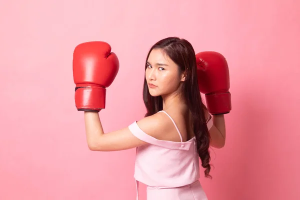 Joven Mujer Asiática Con Guantes Boxeo Rojos Sobre Fondo Rosa —  Fotos de Stock